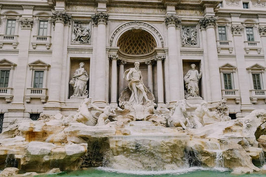 Fontana di Trevi e un'altra chiesa